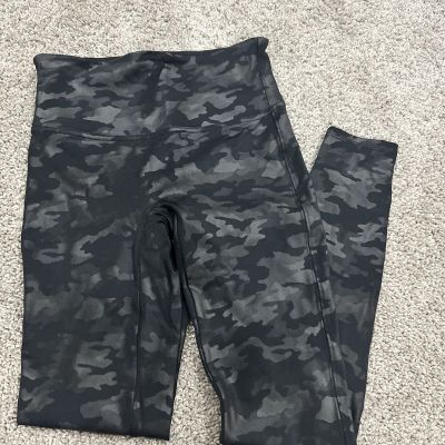 Spanx Shiny Black Camo Leggings Sz Medium GUC